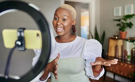 illustration femme se filmant avec son téléphone pour expliquer la esim